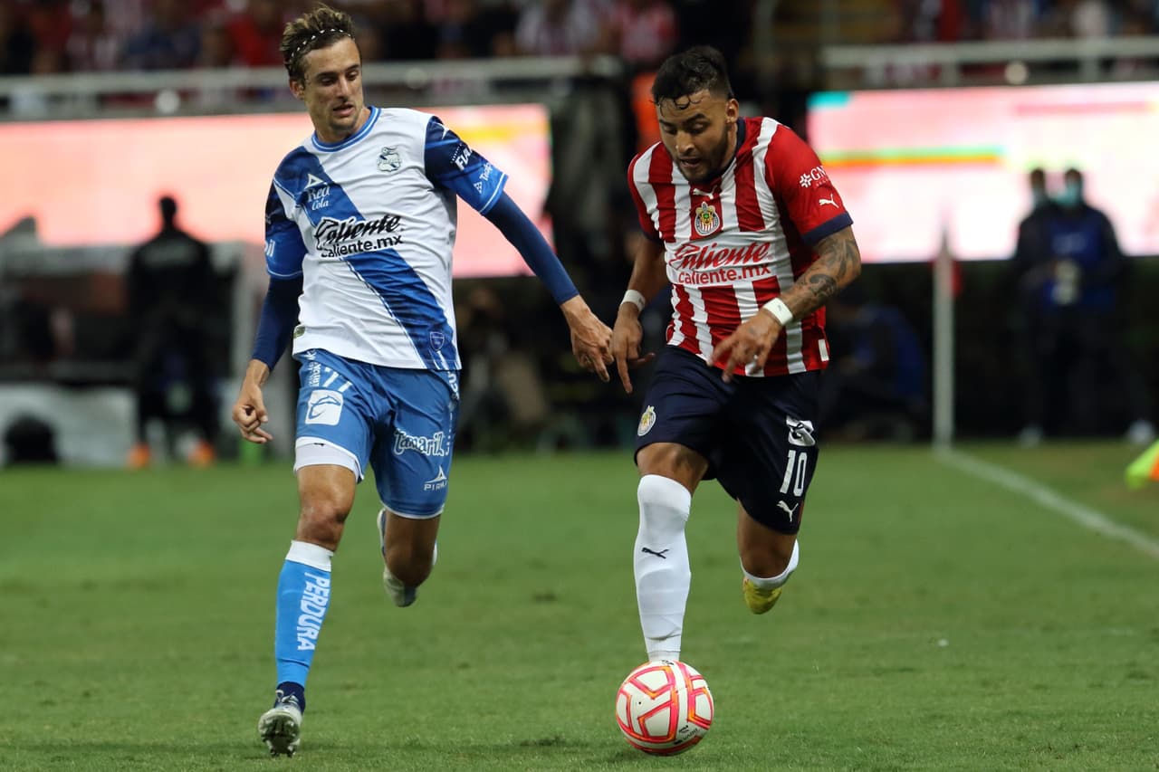 Las Chivas llegaron a siete juegos sin perder luego de vencer al Puebla en un partido marcado por la lesión de Gustavo Ferrareis.