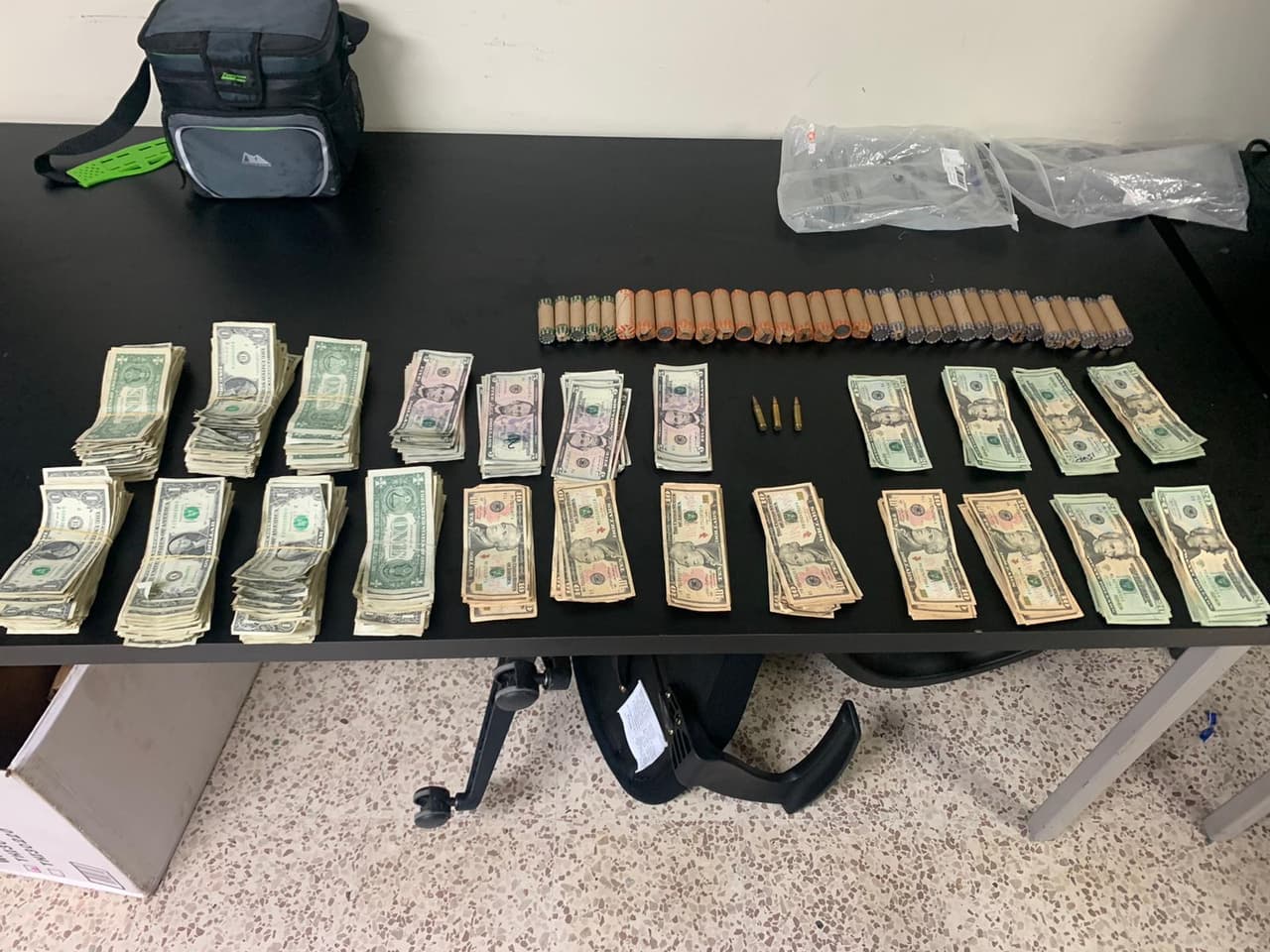 Las autoridades identificaron a varias personas como parte de una organización que operaba puntos de drogas en el complejo de vivienda. En el hallanamiento se arrestó a
<b>Margarita Rivera Negrón </b>de 52 años y a
<b>Ángel Morales Ríos </b>de 56 años. Allí
<u>se ocupó una pistola “Glock” con dos cargadores y municiones, un bulto con 133 bolsitas de cocaína, 203 de marihuana, 491 “decks” de heroína y 120 capsulas de “crack” y parafernalia además de $100.00 en efectivo y un radio de baja frecuencia</u>.
<br>
<br>
<br>
<br>
<br>