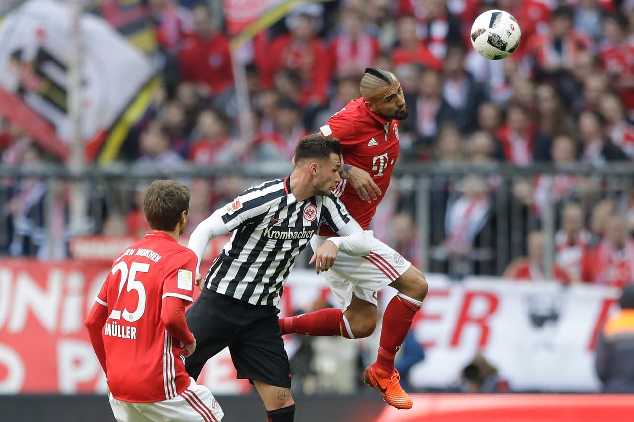 Arturo Vidal (Bayern) fue otro de los jugadores que llevó peligro al área del Eintracht Frankfurt.