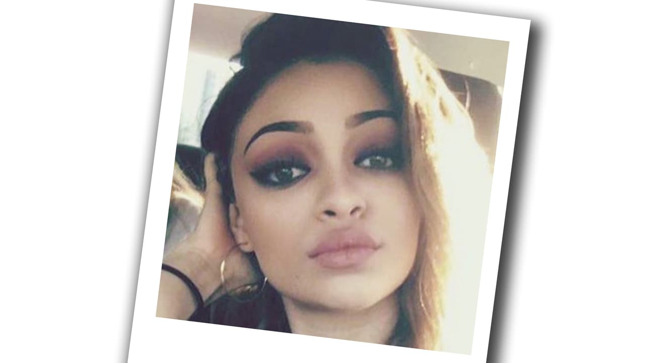 Danelly también saca provecho de sus labios para posar.