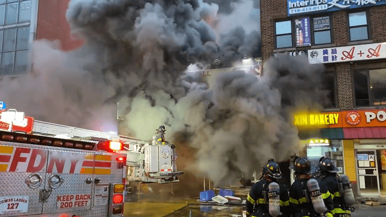 Incendio en Flushing causa demoras en el transporte público