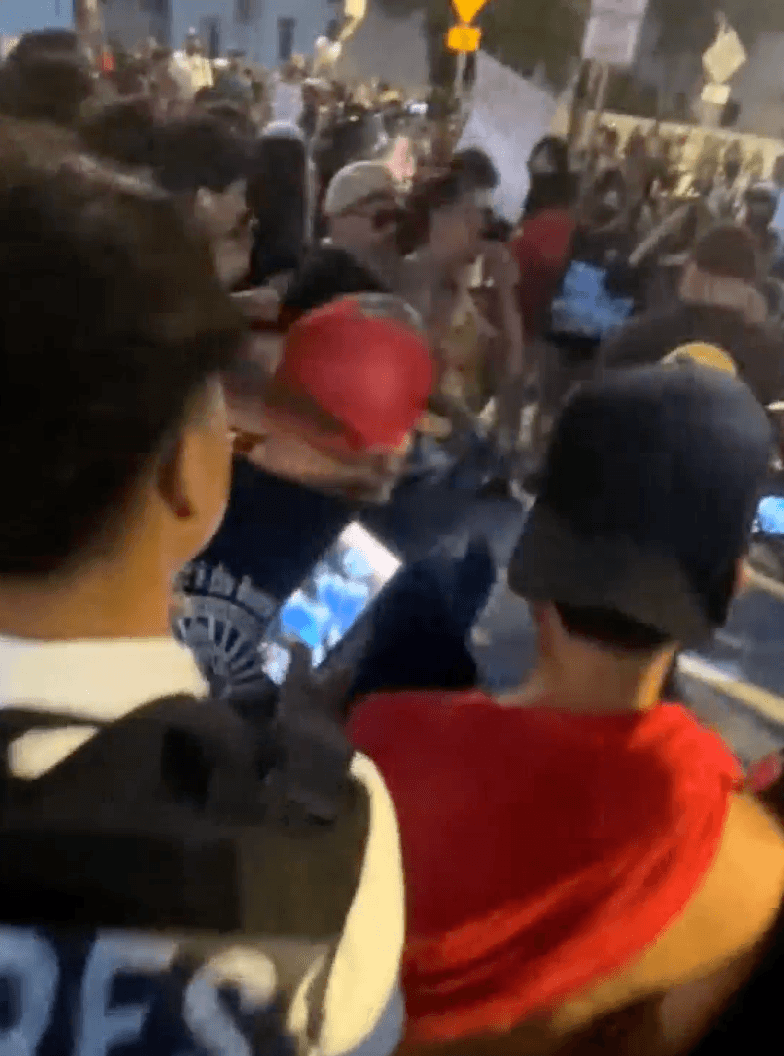 <i>Univision</i> captó una instancia en la que hubo una pelea entre un grupo de personas, en su mayoría hombres. Ellos estaban golpeando y pateando a un varón que terminó sin camisa, pero se dispersaron.