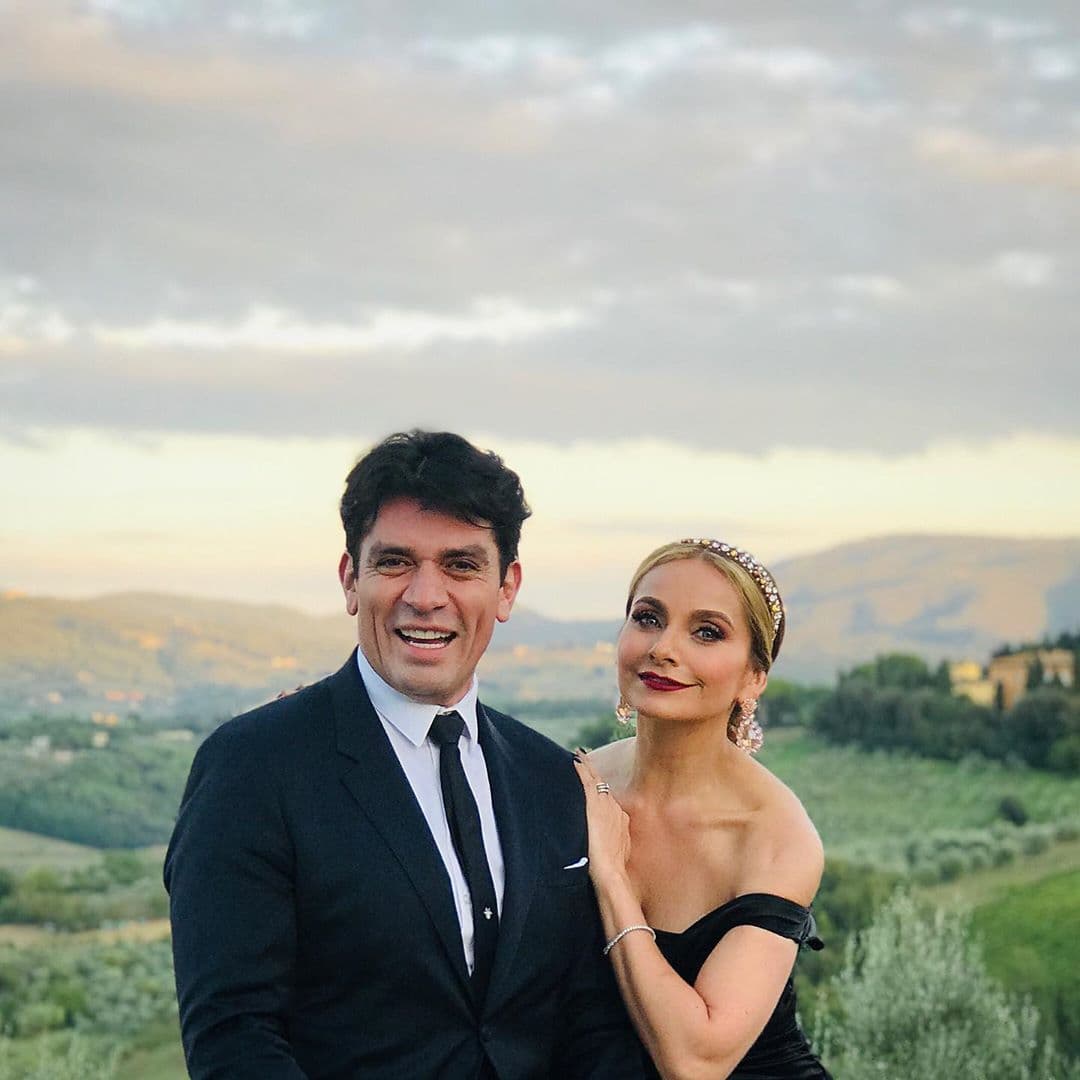 La historia terminó sus transmisiones en noviembre de 2008 y en los primeros meses del año siguiente (febrero) el actor confesó en el programa de radio mexicano 'Todo para la mujer': "Somos novios, quiero confirmar que ya existe una relación con Elizabeth estoy muy feliz y encantado por esta relación. Ya lo puedo hacer público porque ya me dio el sí".