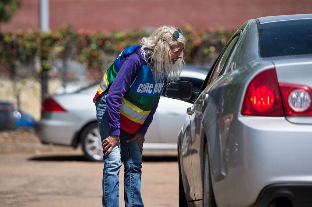 Las escoltas conversan con las pacientes incluso antes de bajarse de sus autos y se aseguran de que puedan llegar al centro sin impedimentos.