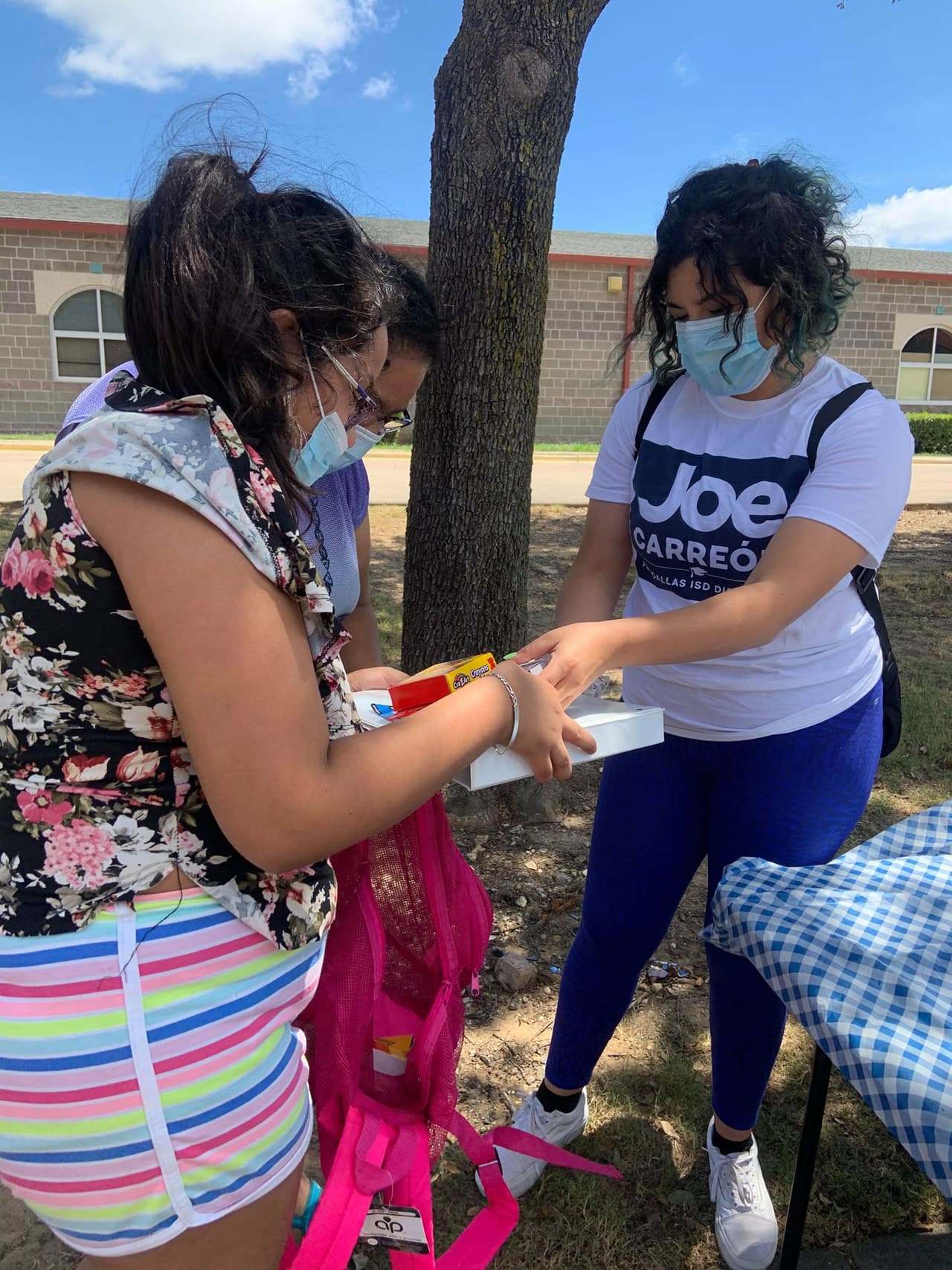 Los artículos que están recolectando son: Gel antibacterial, toallitas desinfectantes, botellas de jabón líquido, lápices, colores, papel para projectos, marcadores, cuadernos, pega.