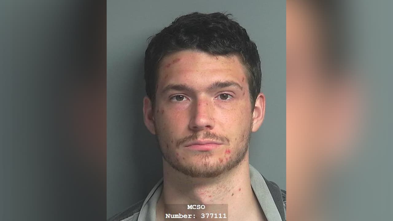 A Caleb James Jenkins lo buscan por evasión de arresto con un vehículo.