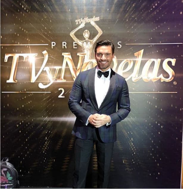 El actor Julián Gil posó con un traje casual de tres colores: negro, azul y verde.