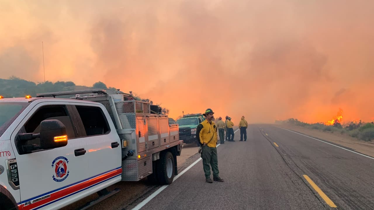 Incendio forestal Wildcat Fire continúa ardiendo sobre el Bosque Nacional Tonto