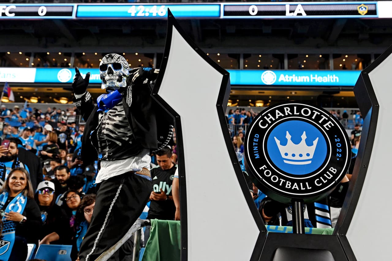 ... hasta personajes que trajeron todo el color a la ciudad, que se engalanó para acoger por primera vez a su equipo de fútbol.
<br>