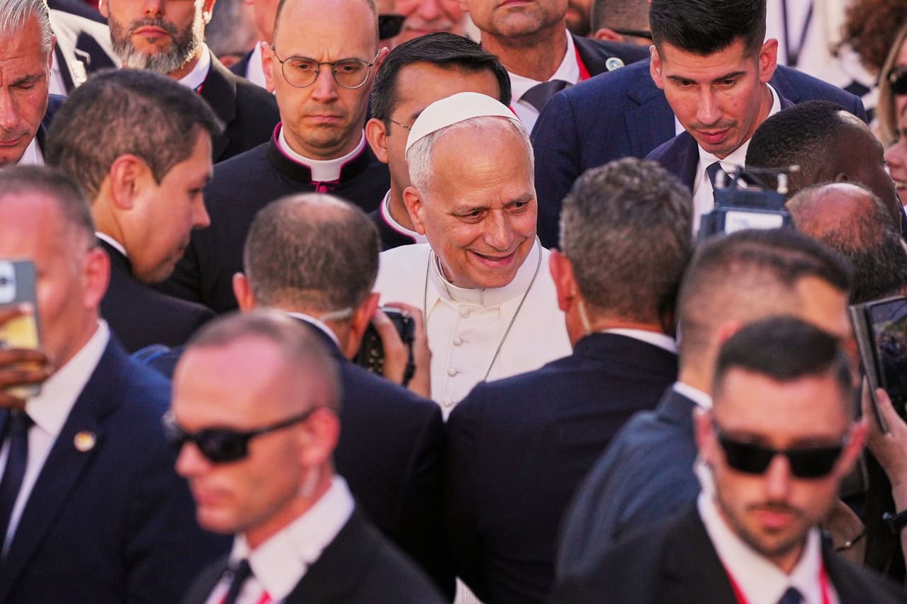 El papa León XIV visita el centro del Proyecto Social CEDIA 24 Horas en Madrid, rodeado de seguridad.