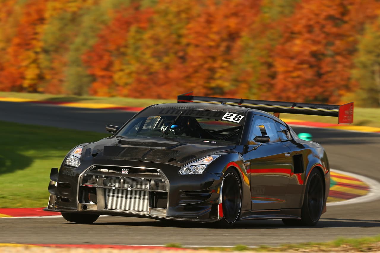 Todos los paneles -salvo paragolpes- fueron reemplazados por otros fabricados en fibra de carbono.