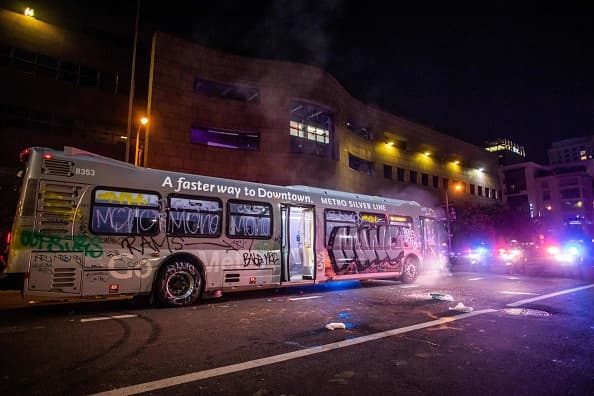 Si bien las
<a href="https://www.univision.com/local/los-angeles-kmex/la-energia-que-se-siente-no-se-puede-explicar-asi-viven-los-fanaticos-de-los-rams-la-fiebre-del-super-bowl-video" target="_blank">celebraciones</a> comenzaron de forma pacífica, los ánimos y la adrenalina aumentaron con el paso de las horas, dejando múltiples autobuses vandalizados en medio de las calles en el área del centro de la ciudad.