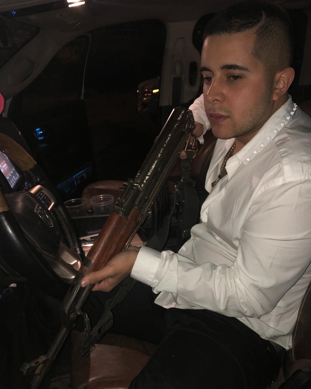 <b>El cantante acostumbraba exhibirse con armas de fuego </b>en sus videos musicales, presentaciones en vivo y a través de las redes sociales; una práctica que es común en el mundo de la música grupera mexicana.