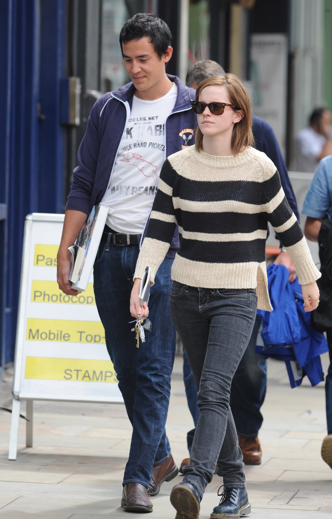 Emma nunca pasa frío, los suéteres son su prenda favorita, ya sea lisos o con rayas.