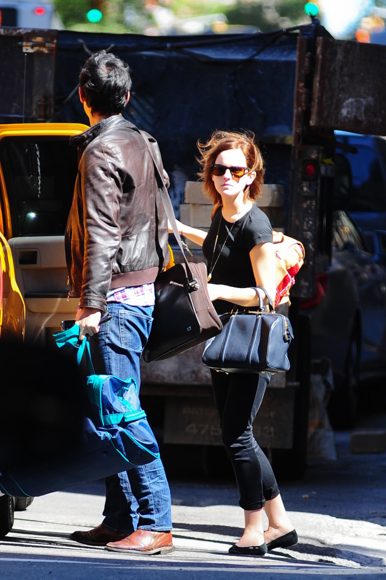 Si no sabe que ponerse, un 'outfit' completo en negro lo arregla todo.