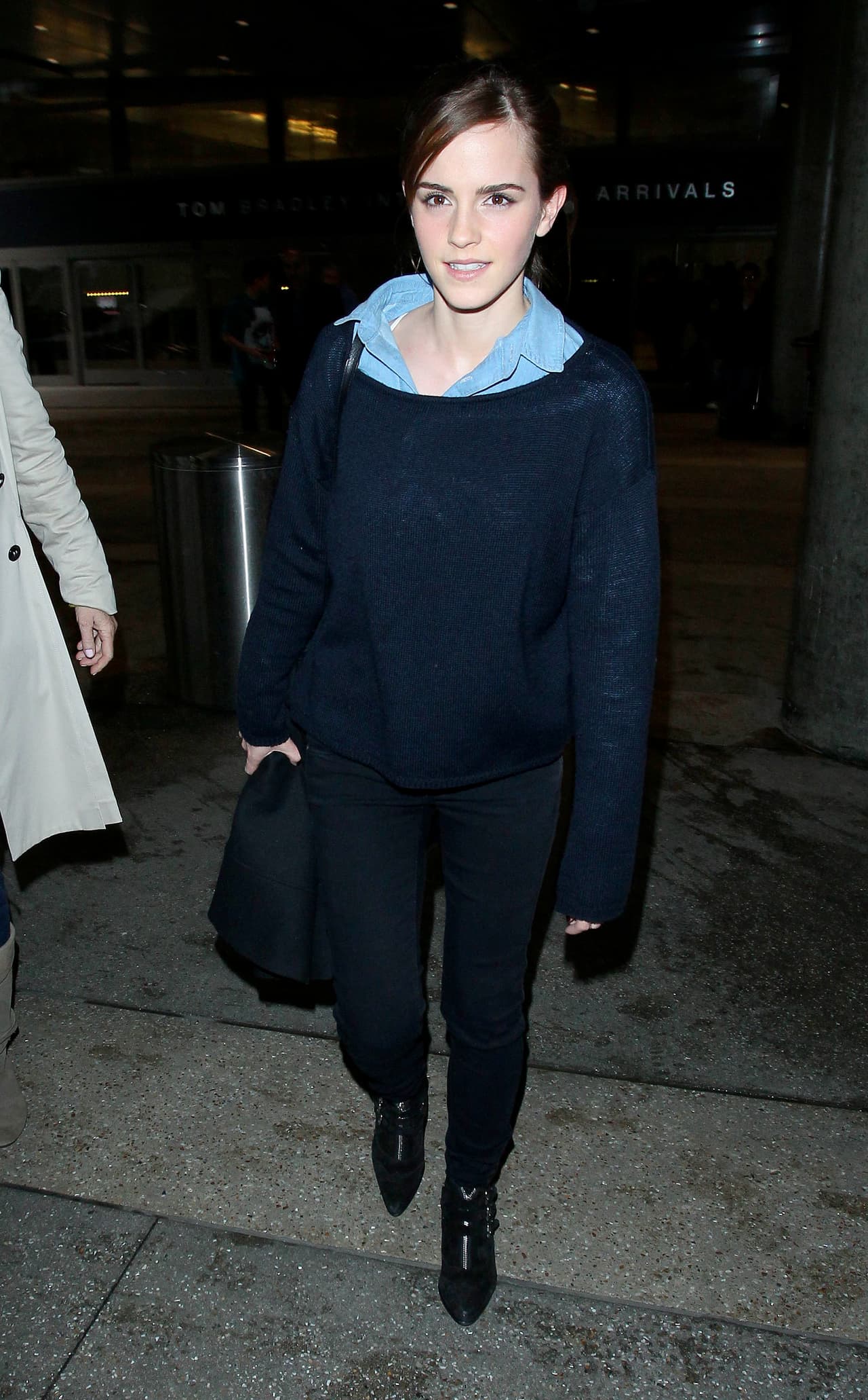 El azul es su color predilecto para vestir en la calle.