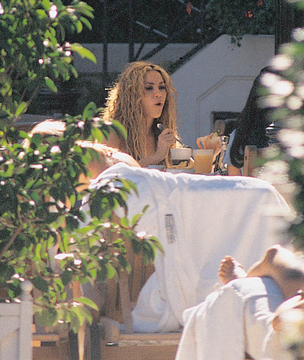 Se le nota que lleva una vida saludable ya que su agenda se debe combinar entre trabajo y ser mamá.