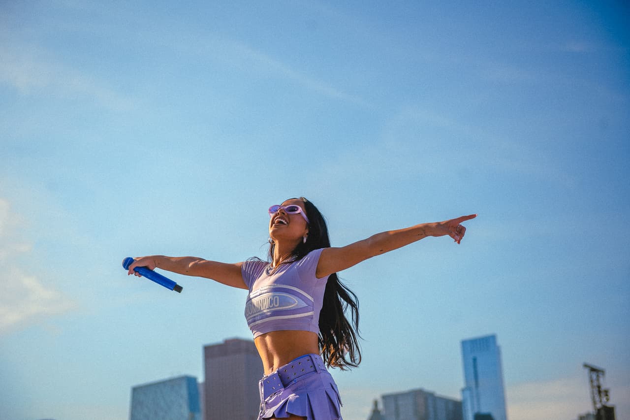 Becky G, intérprete de éxitos como Mala Santa y Sin Pijama, calentó el escenario para una jornada de candela latina.