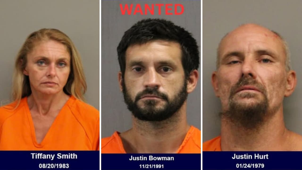 Los detenidos fueron identificados como Tiffany Smith, de 42 años, Justin Hurt, de 45 años, y la Policía aún buscaba a Justin Bowman, de 34 años.