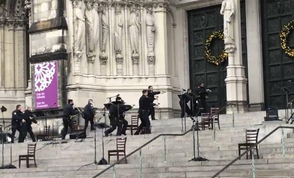 Muere baleado por la policía el sujeto que abrió fuego frente a una iglesia en Manhattan
