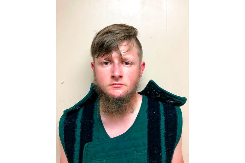 Esta foto de archivo proporcionada por la Oficina del Sheriff del condado de Crisp muestra a Robert Aaron Long el martes 16 de marzo de 2021. Long fue arrestado como sospechoso de los disparos fatales de varias personas en tres salones de masajes del área de Atlanta, la mayoría de ellos mujeres de ascendencia asiática.