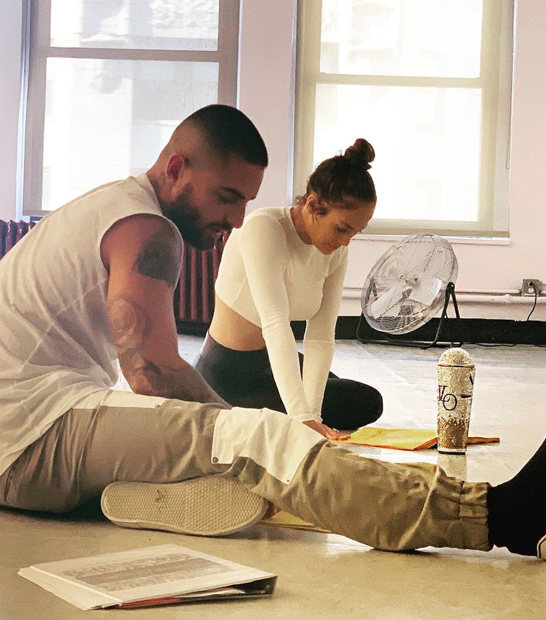 Pues recordemos que
<b>Maluma</b> participa en una película que protagonizan
<b>JLo</b> y Owen Wilson.