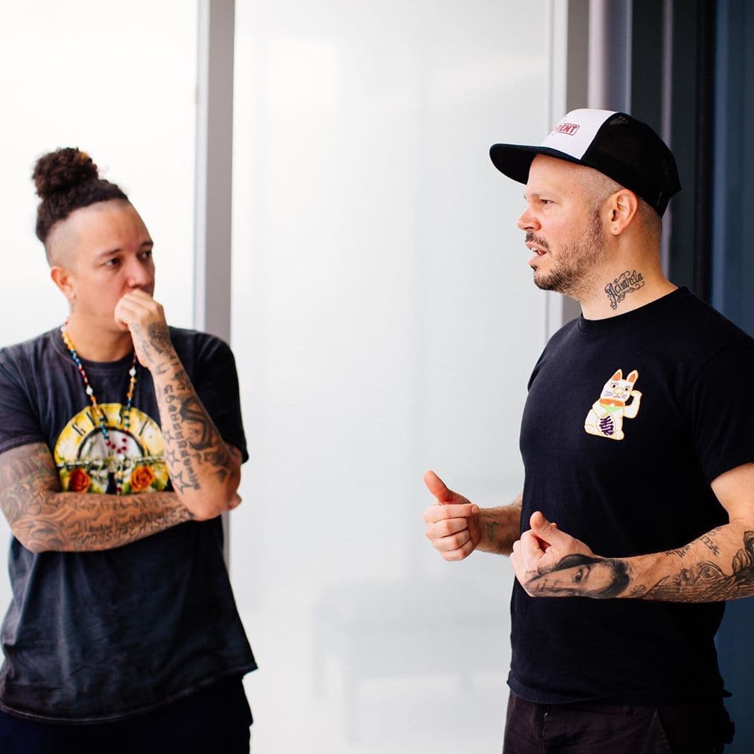 Otra recordada ‘tiraera’ de
<b>Residente</b> fue esa que protagonizó con
<b>NK Profeta</b>, un compositor y rapero venezolano, al que no le gustaron las declaraciones ideológicas del boricua.