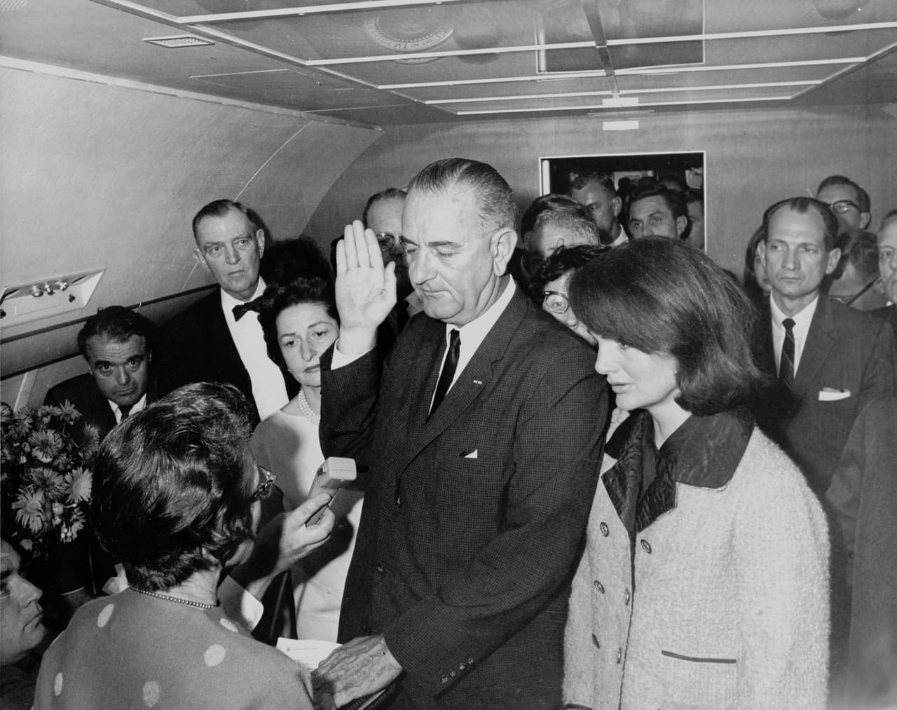 <b>Juramento en <i>Air Force One</i></b>. El 22 de noviembre de 1963, un avión SAM 26000 transportó al presidente John F. Kennedy hasta Dallas, Texas, donde esa tarde sería asesinado. En ese mismo avión el vicepresidente Lyndon B. Johnson prestó juramento como el nuevo mandatario luego de la muerte de Kennedy. El avión también llevó el cuerpo de Kennedy de vuelta a Washington y voló sobre el Cementerio Nacional de Arlington mientras era sepultado.
