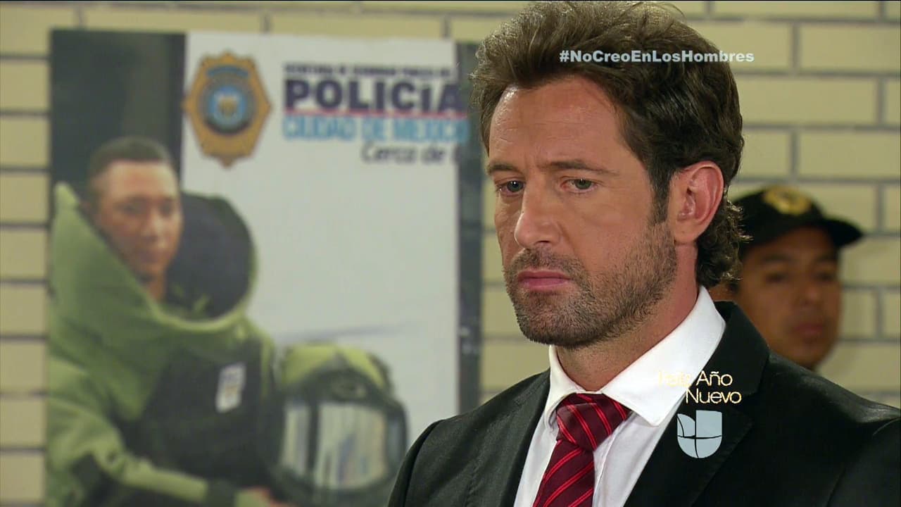 Max la miraba con desprecio.