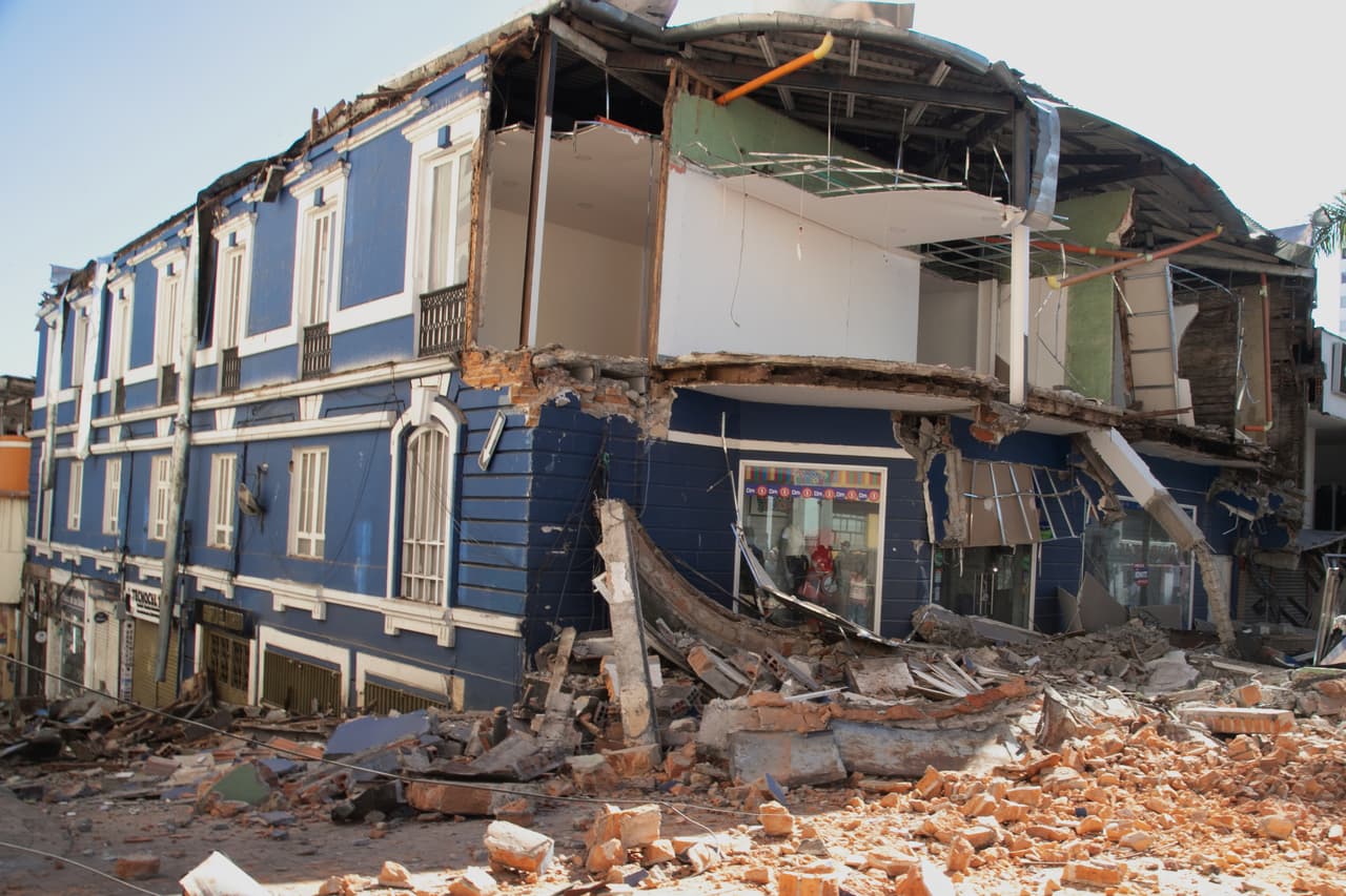 Un edificio permanece parcialmente derrumbado tras el terremoto que sacudió Manizales, Colombia, el lunes 10 de agosto de 2026.