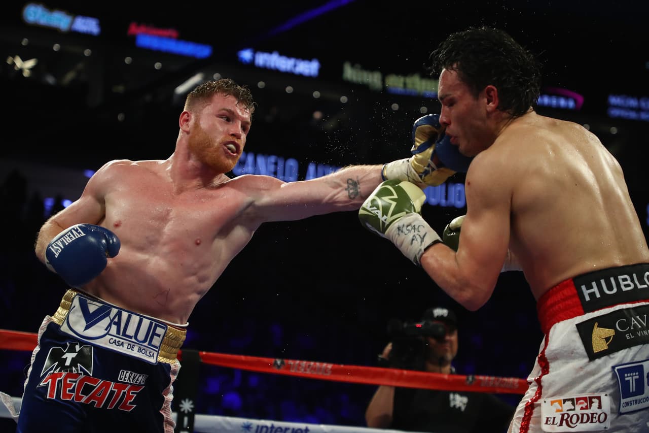 Te acercamos a los golpes que se dieron Saúl 'Canelo' Álvarez en contra de Julio César Chávez Jr., imágenes que te harán sentir en el ring.