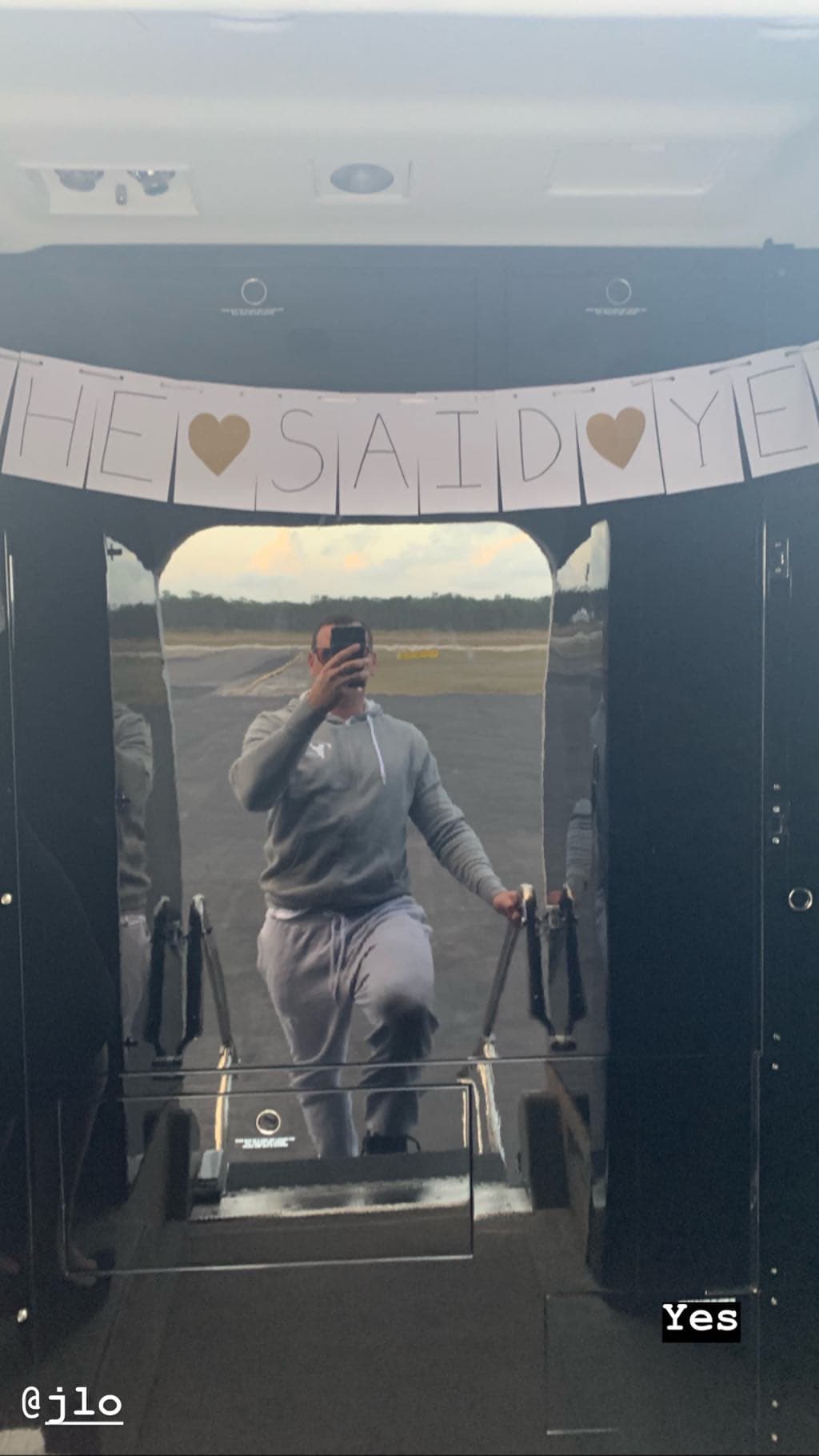 La primera sorpresa estaba esperando a JLo justo al subir al jet, donde su ‘macho bello’ colocó un adorno con corazones en el cual se leía: “Ella dijo sí”.