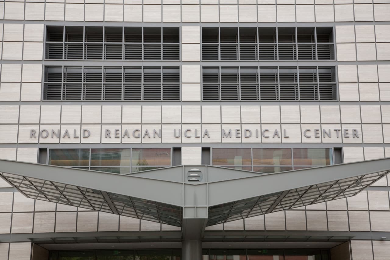 En el puesto 2 se encuentra el Centro médico Ronald Reagan UCLA, ubicado en 757 Westwood Plaza, Los Angeles, CA 90095.
<br>
<br>−Puntaje: 91.3.
<br>−Número de camas: 446.
<br>−Especialidades: anestesiología, cardiología, psiquiatría infantil y adolescente, dermatología, diabetes, gastroenterología, cirugía general y visceral, ginecología y obstetricia, cuidado de la memoria, neurología, oftalmología, otorrinolaringología, cuidados paliativos, pediatría, cirugía plástica, psiquiatría, neumología, oncología radioterápica, radiología, traumatología y urología.