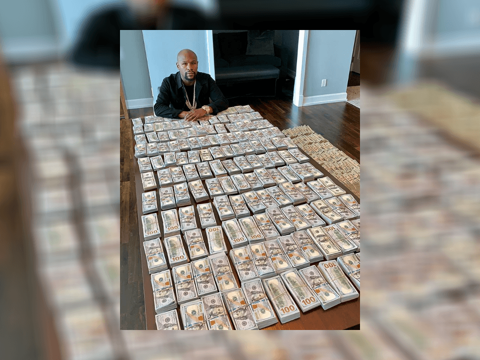 <b>Vida de millonario</b>
<br>Mayweather se ha caracterizado por siempre mostrar montañas de billetes, mujeres, autos, joyas, alcohol, en sus redes sociales de una forma tan despreocupada que eso lo ha hecho llamar aún más la atención.
