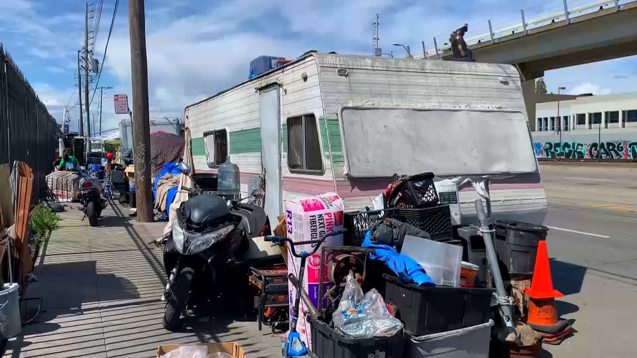“No creo que va a solucionar nada”: Oakland analiza prohibir que las casas rodantes se estacionen en las calles