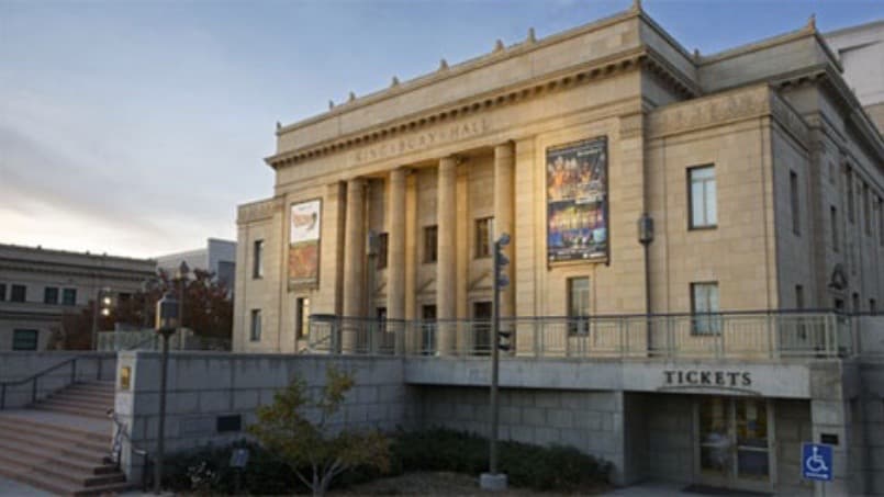 <h3 class="cms-H3-H3">Kingsbury Hall</h3>
<br>El debate vice presidencial será celebrado en el Kingsbury Hall de la Universidad de Utah. Se trata de un imponente salón de conciertos que abrió sus puertas el público por primera vez en 1932.
<br>Su escenario ha recibido a figuras tan importantes como la primer dama Eleanor Roosevelt, y el cantante, actor, y heroe de la lucha por los derechos civiles afroamericanos Harry Belafonte.