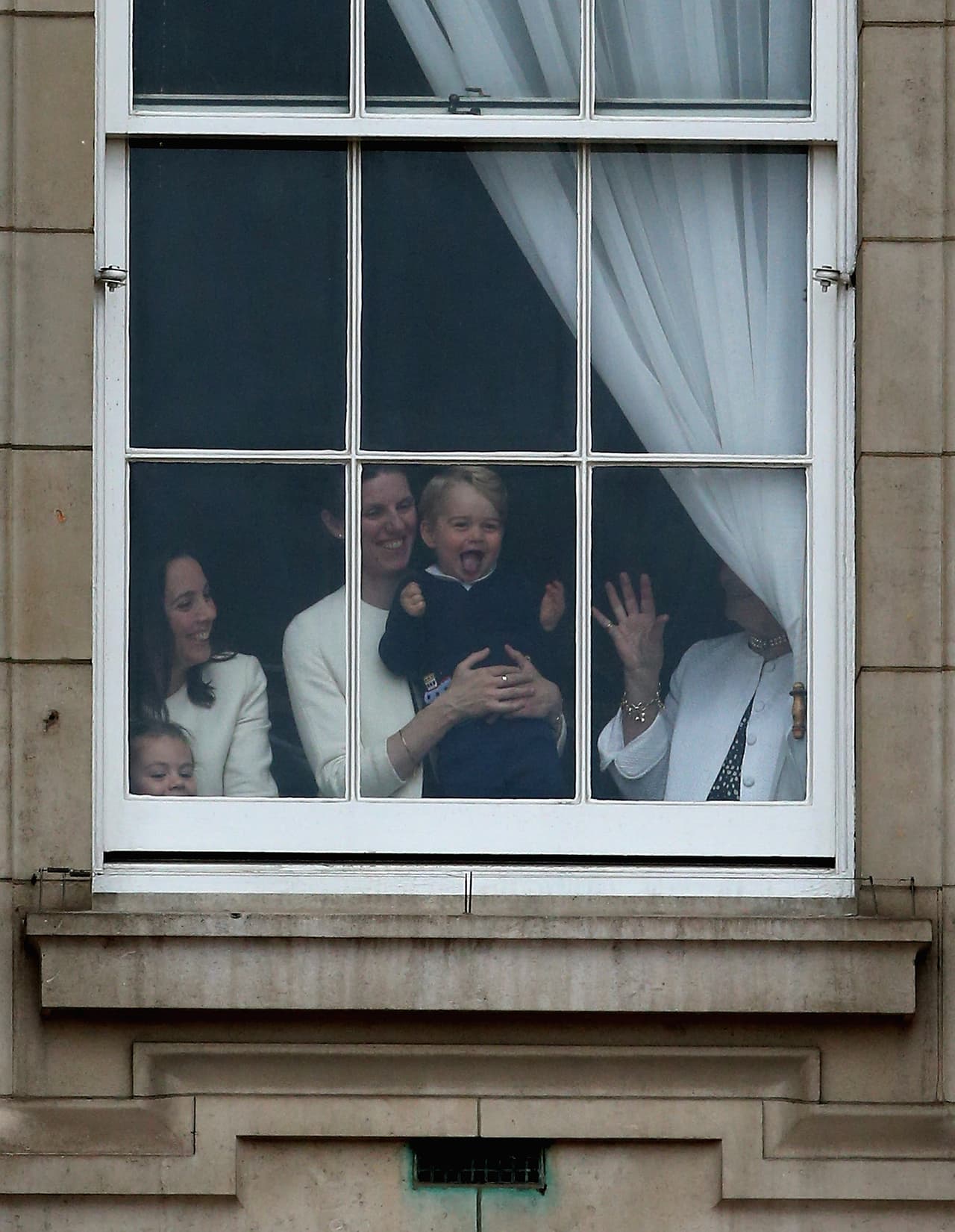 Mira más fotos de George muy coqueto desde la ventana.
