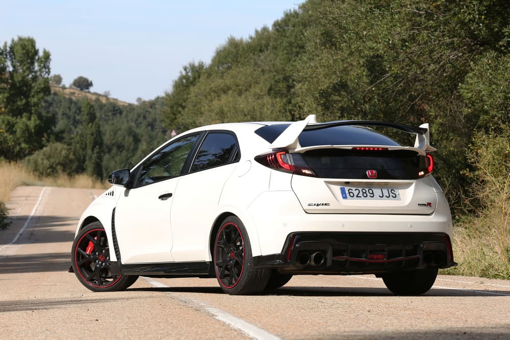 Uno de los rasgos distintivos del
<b>Civic Type R</b> en cuanto al diseño exterior es su
<b>enorme alerón trasero</b>. Este modelo compite desde hace varias temporadas con sumo éxito en el campeonato británico de autos de turismo, conocido por sus siglas en inglés '
<b>BTCC</b>'.