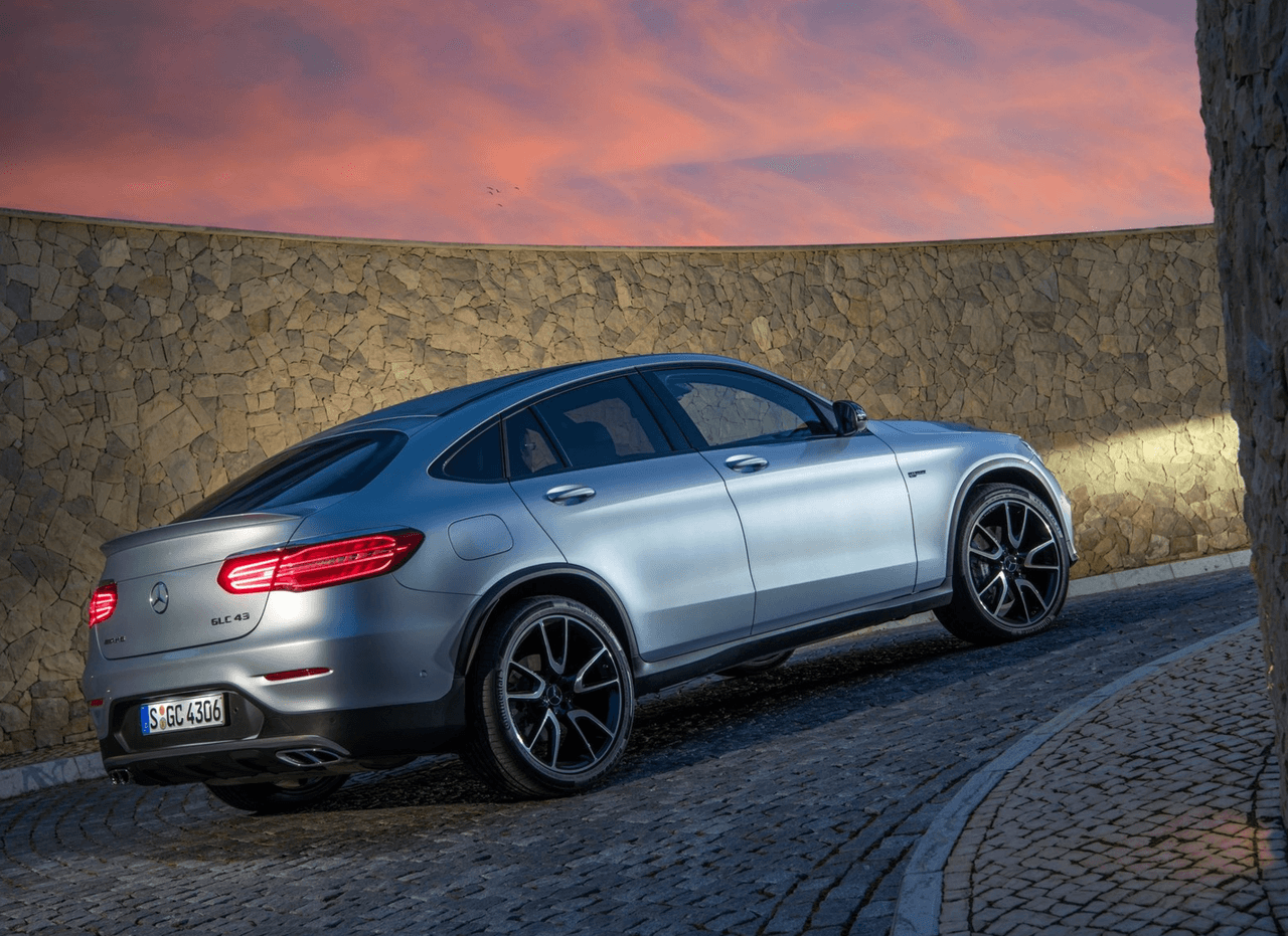 La Mercedes-Benz GLC43 AMG 4Matic Coupe 2017 es la más reciente
<b> </b>presentación
<b> </b>de la
<b> serie de vehículos “43” preparados por AMG</b>, la división deportiva de la marca alemana.