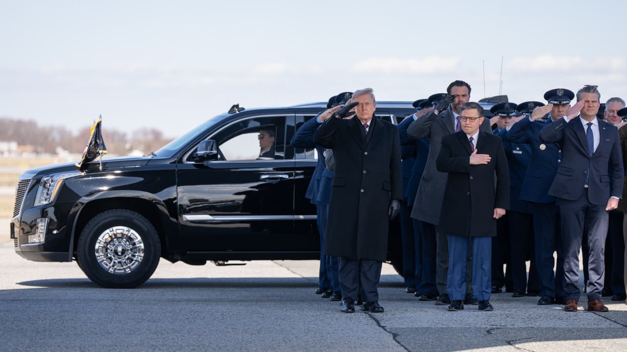 Trump recibe los restos de militares fallecidos al estrellarse avión de reabastecimiento en Irak