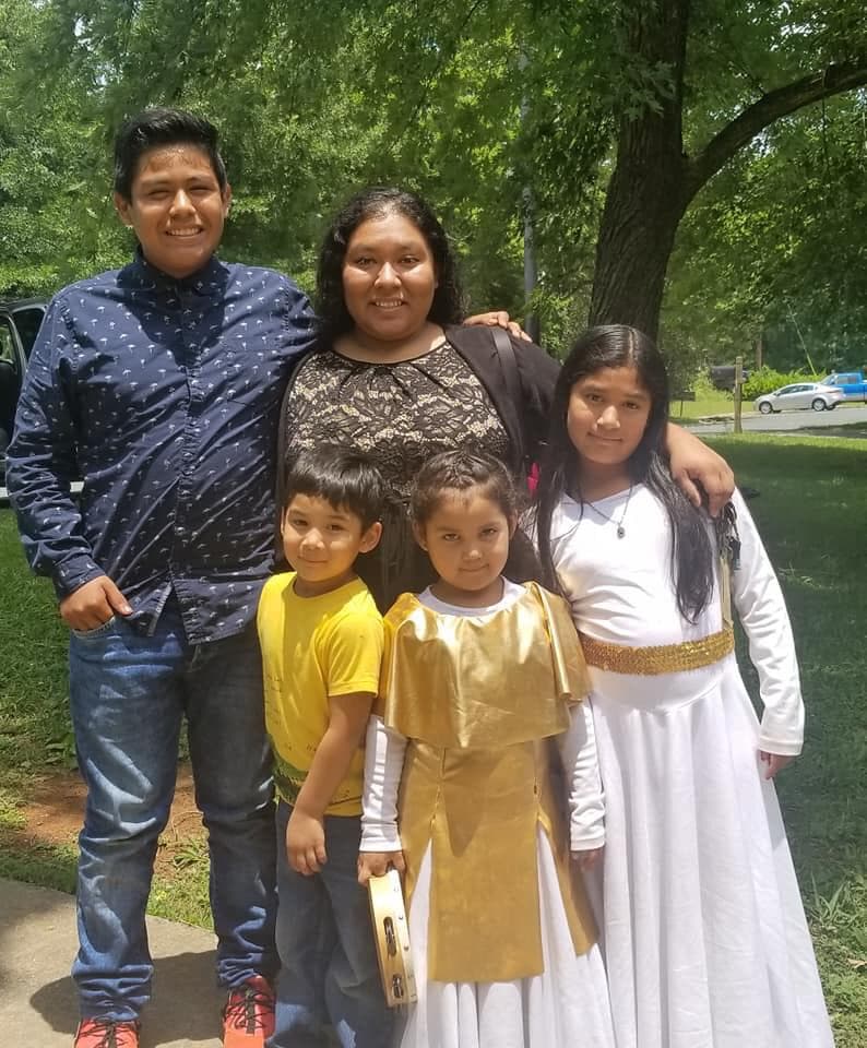 Lucero Sosa y su familia. La madre hispana fue asesinada dentro de su casa al defender a sus hijos durante un asalto.