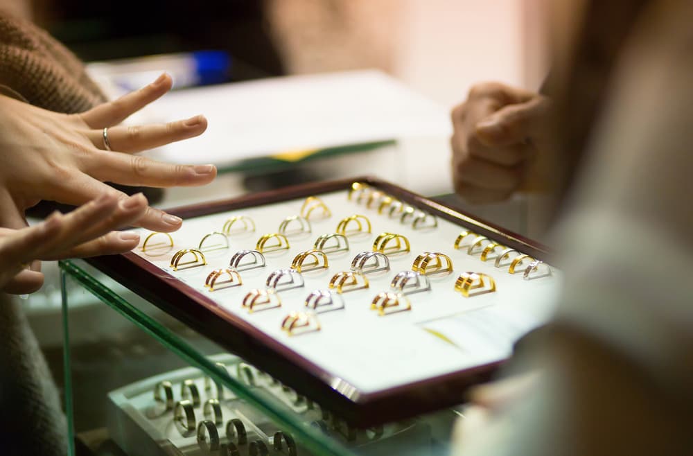 <b>Leo:</b>
<br>Tú no tienes medida con los gastos, te atrae lo mejor y lo más caro. Además de gastar para ti, compras regalos para tus seres queridos porque aforas ver su expresión de alegría y agradecimiento.
<br>