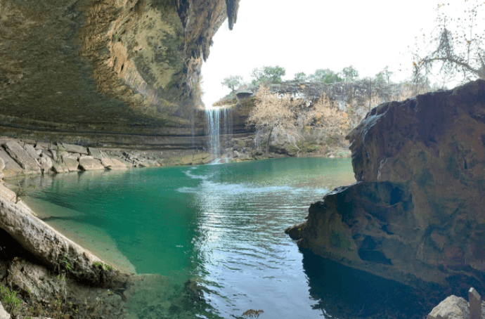 No se podrá nadar este verano en popular alberca en el centro de Texas por caída de rocas