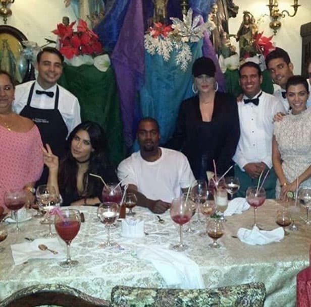Las hermanas, junto a Kanye West, posaron con el personal del restaurante que los atendió el miércoles.