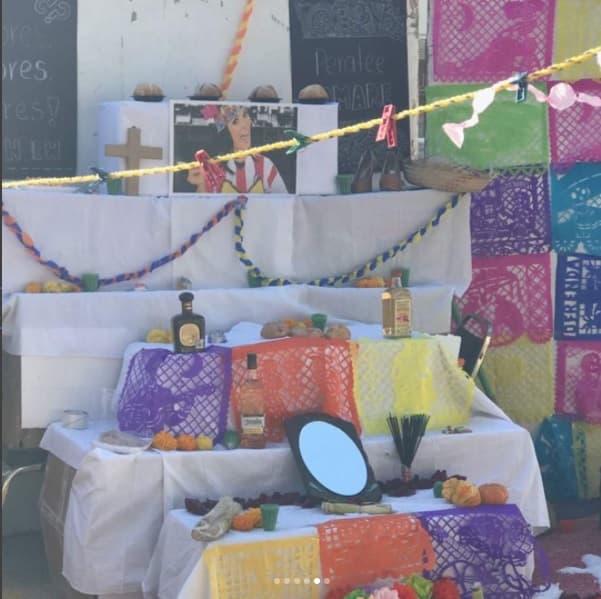 La comediante, quien falleció el pasado septiembre de 2017, tuvo varias ofrendas. Ésta, por ejemplo, fue montada en un mercado publico de Torreón México, donde predominaban las bebidas alcohólicas.
