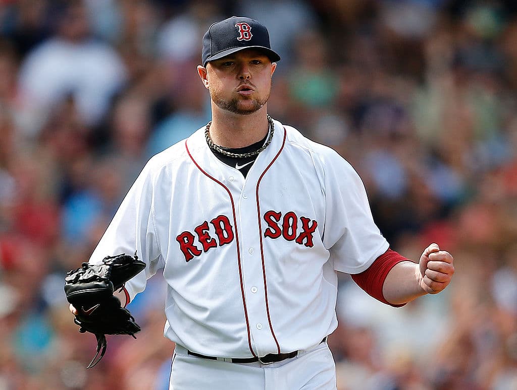 <b>Jon Lester</b>. La batalla de Jon Lester contra el cáncer se desarrolló durante la temporada 2007 de las Grandes Ligas, a solo tres años del primer campeonato de los Red Sox en 86 años. Se perdió la primera mitad de la temporada en tratamiento para el linfoma anaplásico de células grandes, pero regresó a la rotación inicial en junio de ese año. La batalla de Lester contra el cáncer tuvo un final de cuento de hadas cuando abrió y ganó el partido decisivo de la Serie Mundial de 2007.