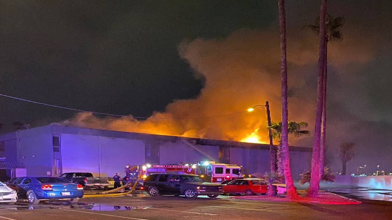 Según reportes, el incendio se propagó del segundo piso y arrasó con varias unidades del complejo de apartamentos.
<br>
<br>