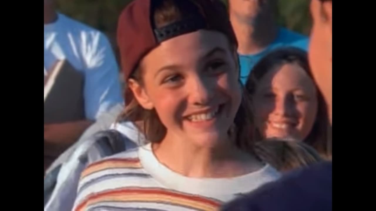 <b>Larisa Oleynik </b>
<br>Aunque es recordada por formar parte del
<a href="https://www.univision.com/entretenimiento/cine-y-series/asi-luce-el-elenco-original-de-10-cosas-que-odio-de-ti-fotos">elenco de '10 Cosas que odio de ti'</a> (1999), primero fue la estrella del programa ‘The Secret World of Alex Mack’ (1994-1998). El show se trataba sobre una chica que obtenía poderes tras sufrir un accidente con un camión de químicos y con sus nuevas habilidades se metía en problemas y aventuras en su escuela.