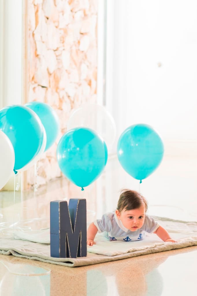 El bebito estaba feliz durante la sesión de fotos.