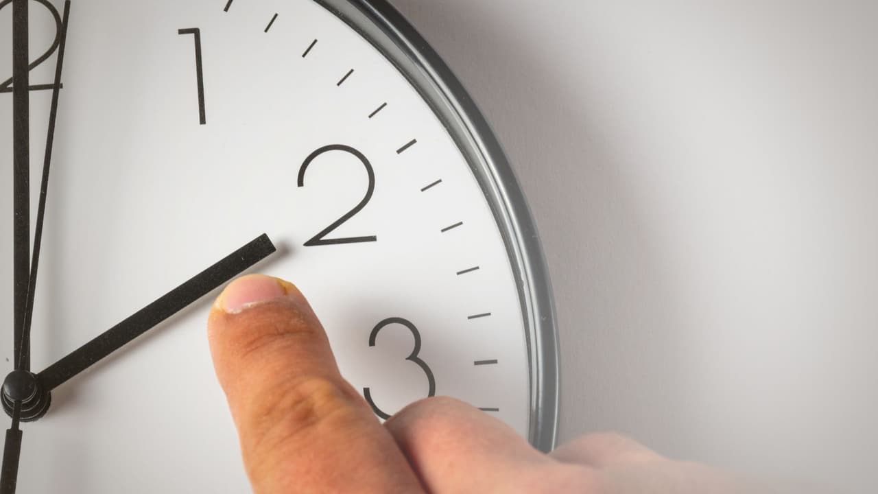 <h3 class="cms-H3-H3">Siete consejos que toda familia debe saber para no perder la hora (ni la paciencia)</h3>
<b>En Texas, el horario cambia dos veces al año</b>, y aunque ya lo sabemos de memoria, cada temporada vuelve la misma confusión:
<b>¿se adelanta o se atrasa?</b>
<br>En 2025, los relojes
<b>se adelantan una hora el domingo 9 de marzo y se atrasan el domingo 2 de noviembre</b>.
<br>La mayoría del estado sigue la Hora Central (CT), pero El Paso, Hudspeth y parte de Culberson usan la Hora de la Montaña (MT).
<br>Sí, una hora puede parecer poca cosa, pero
<b>afecta desde el sueño de los niños hasta los vuelos del lunes.</b> Aquí te dejamos
<b>una guía sencilla, con ejemplos y consejos para sobrevivir al cambio sin enredos.</b>